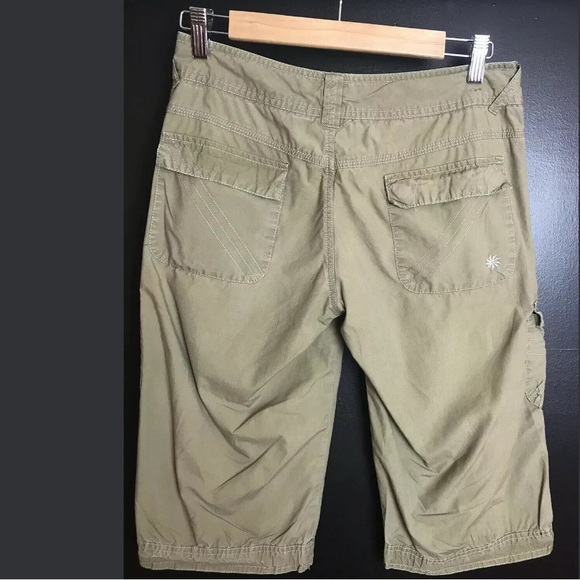 ATHLETA Despia Kicker Cropped Capri Pants Green - Picture 2 of 7